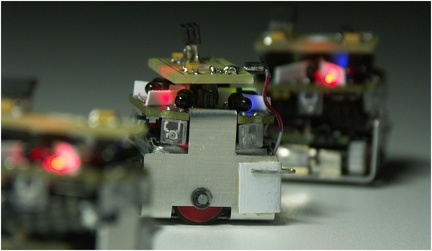 11 November Das I-Swarm Roboter programmiert mit Verhaltensalgorithmen von Honigbienen  Ronald Thenius1